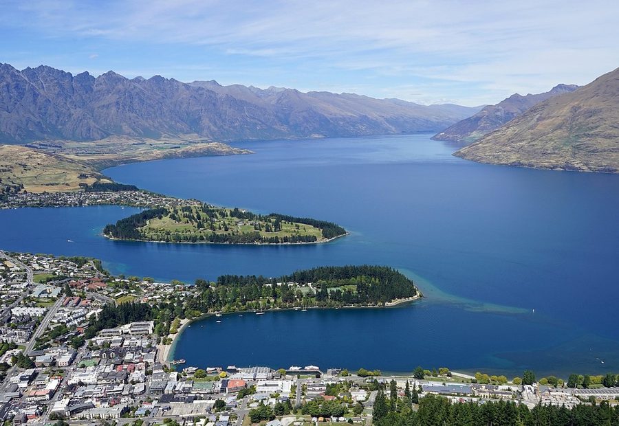 Lake Wakatipu shoreline