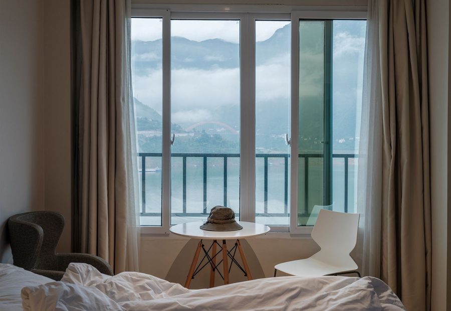 Lakefront Deluxe room with panoramic window